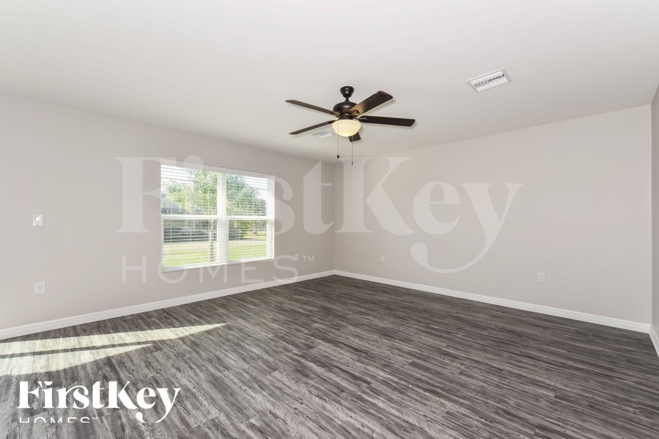 1195 Desmond St - Photo 3 of 19