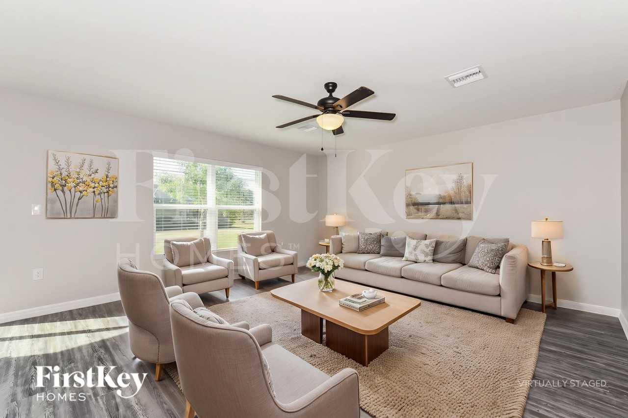 1195 Desmond St - Photo 4 of 19