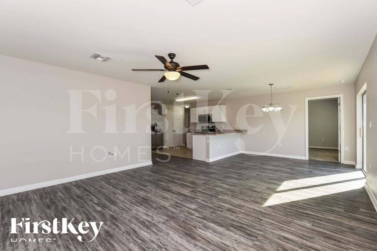1195 Desmond St - Photo 5 of 19