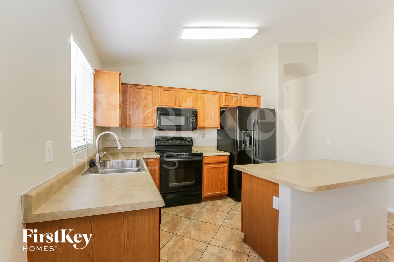 1820 S 106th Ln - Photo 5 of 15