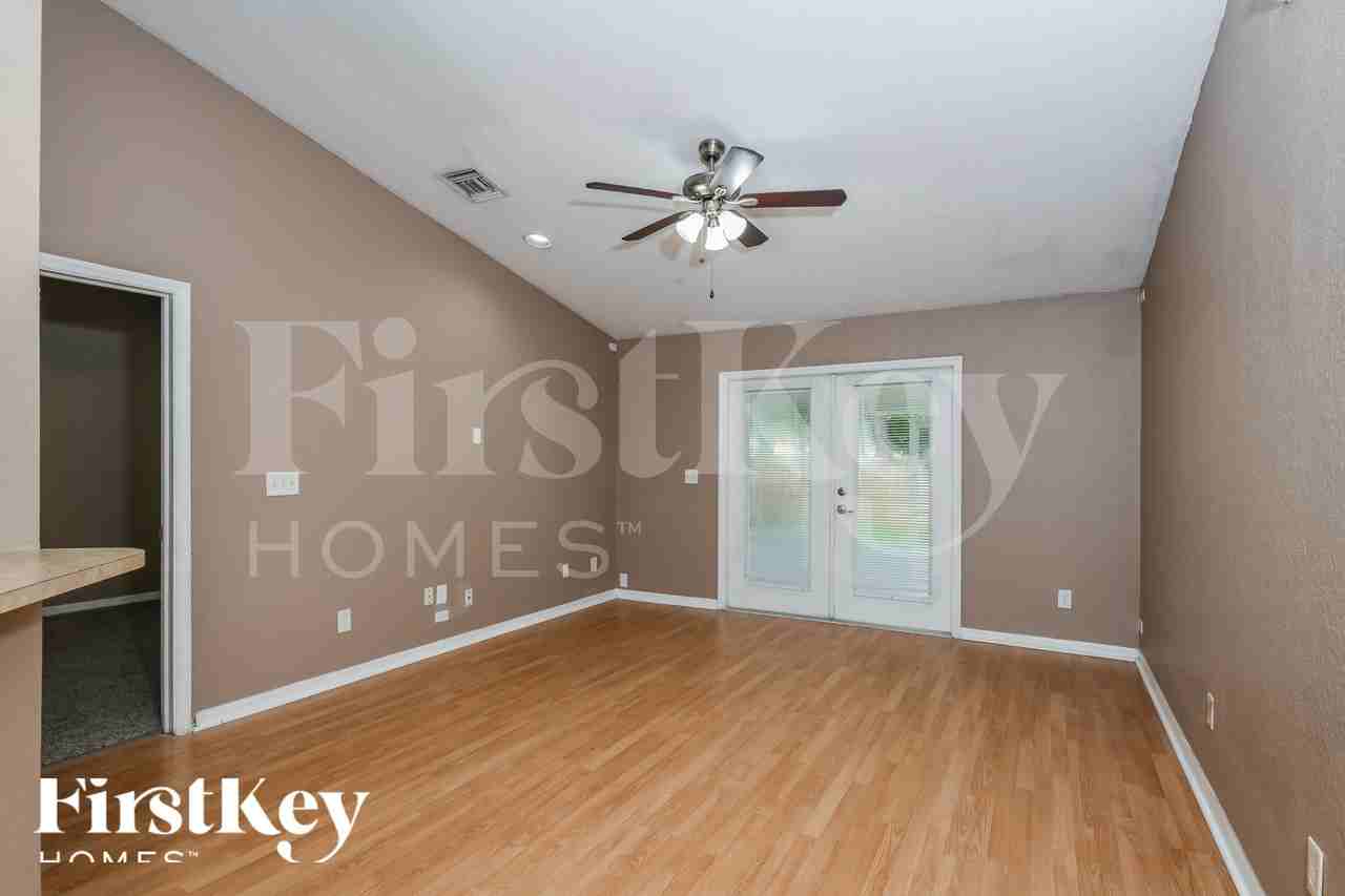 325 Crabtree Ave - Photo 3 of 16