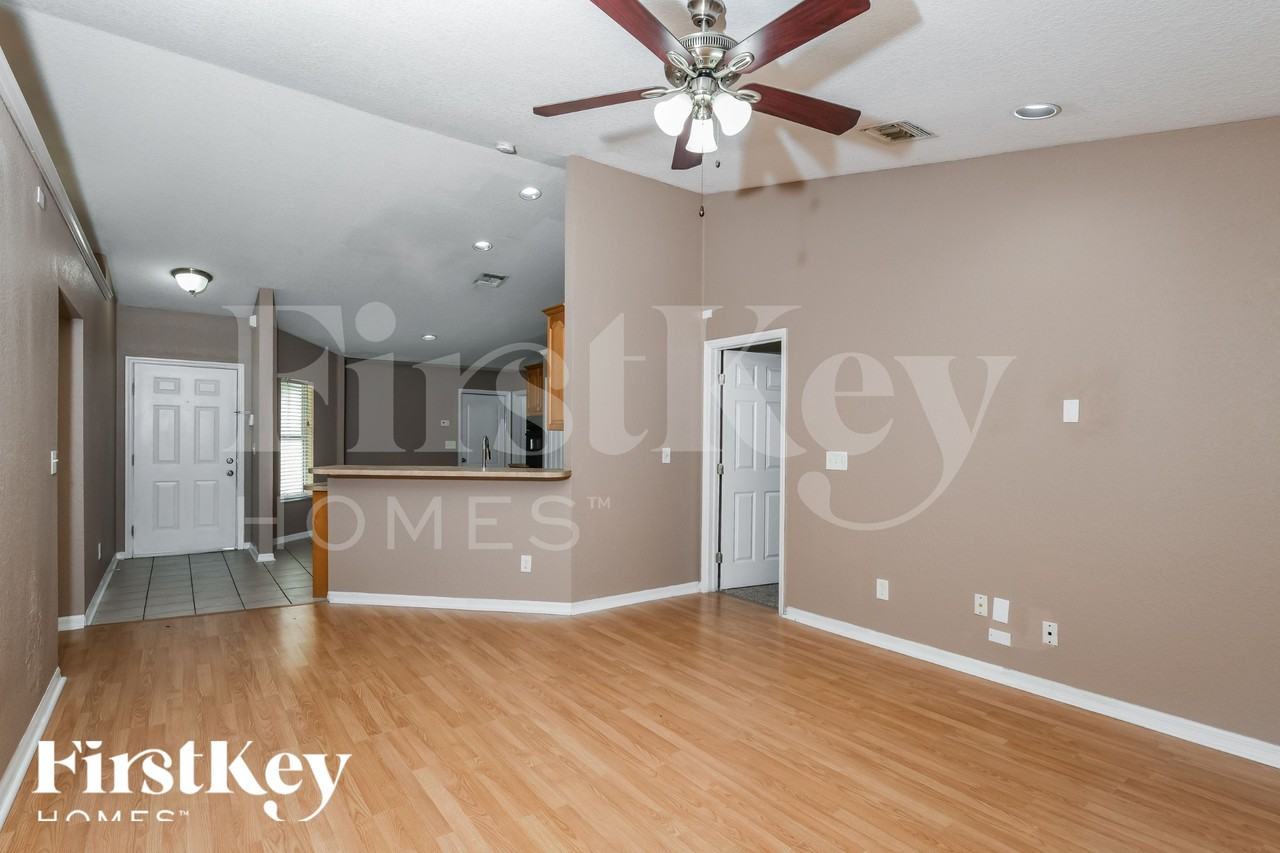 325 Crabtree Ave - Photo 4 of 16