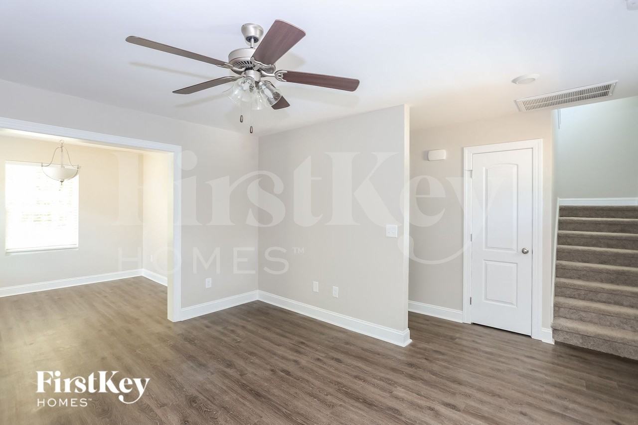 2031 Samantha Dr - Photo 5 of 15