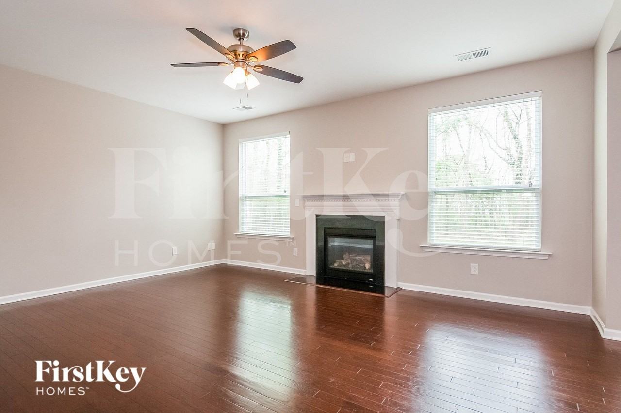 3174 Helmsley Ct - Photo 2 of 15