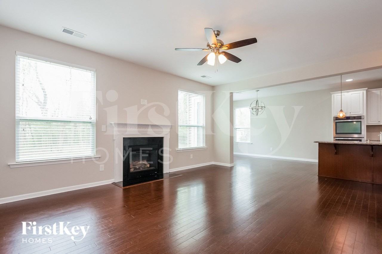 3174 Helmsley Ct - Photo 3 of 15