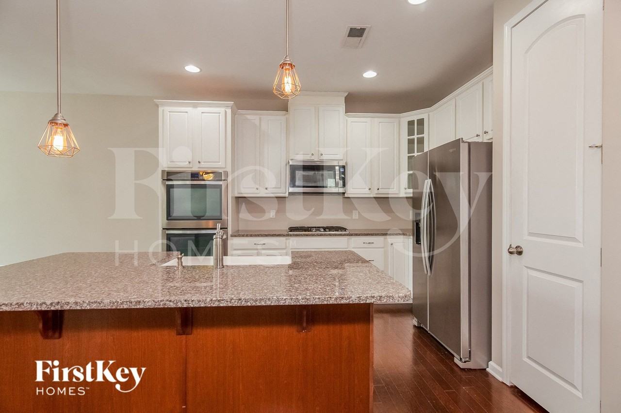 3174 Helmsley Ct - Photo 6 of 15