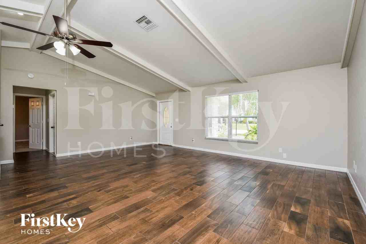 406 Se 10th Ave - Photo 3 of 15