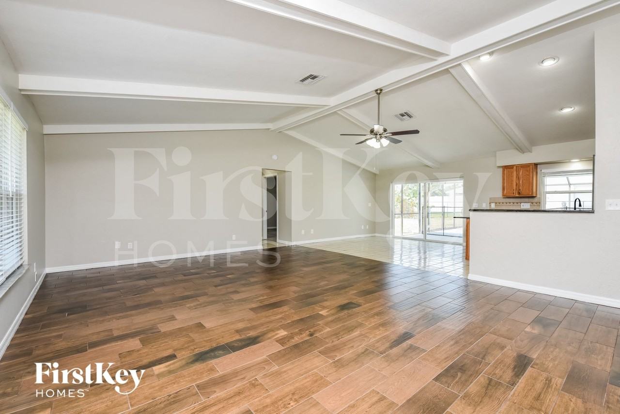 406 Se 10th Ave - Photo 4 of 15