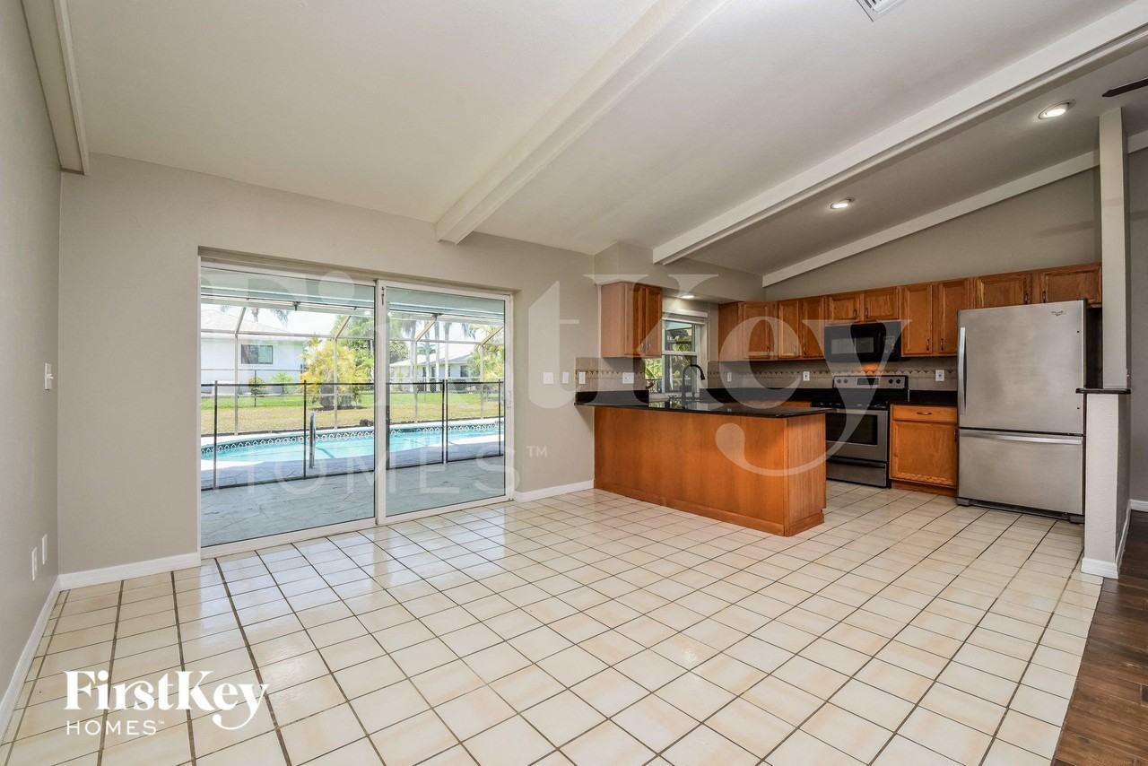 406 Se 10th Ave - Photo 5 of 15