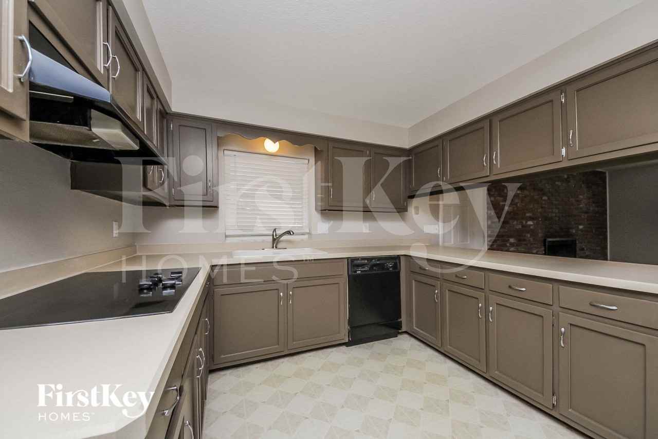 504 Saint Dunstan Way - Photo 5 of 14