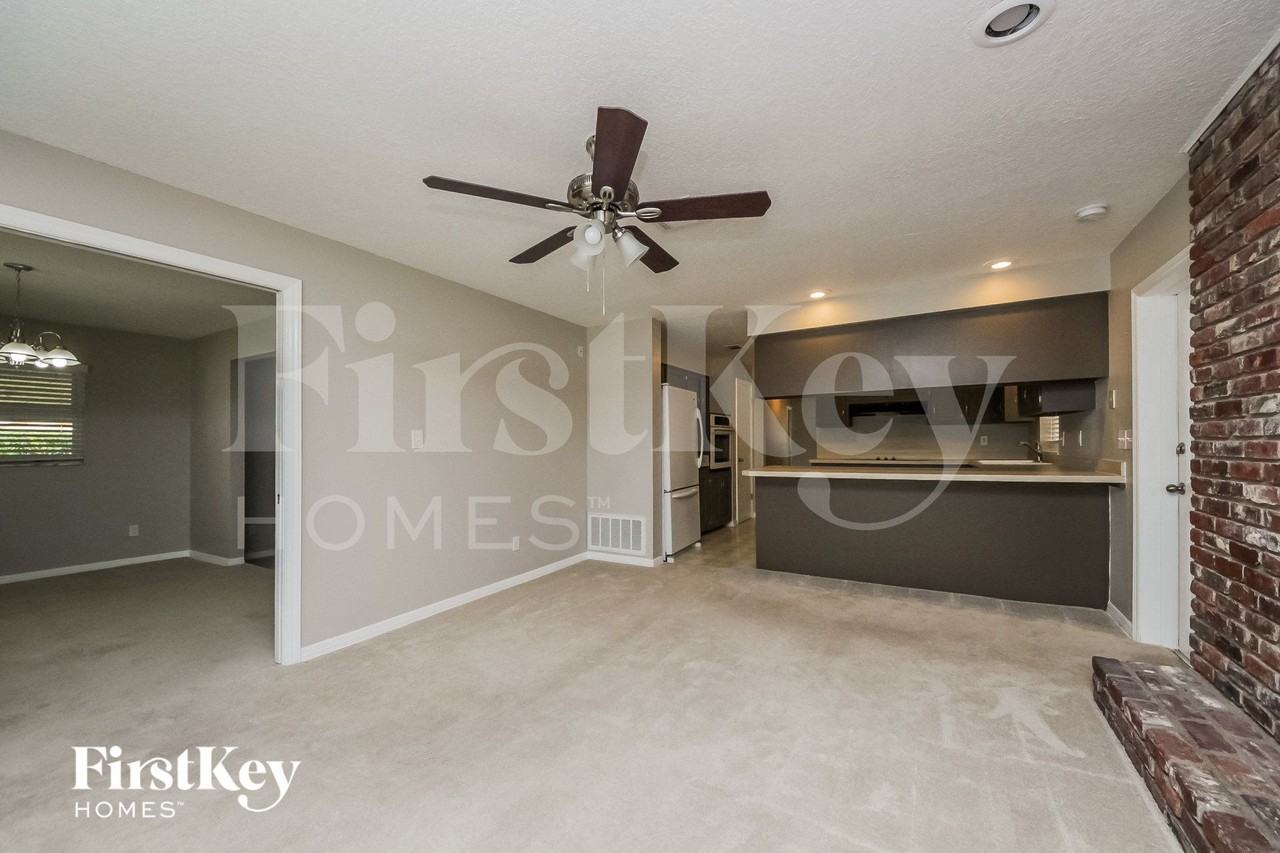 504 Saint Dunstan Way - Photo 6 of 14