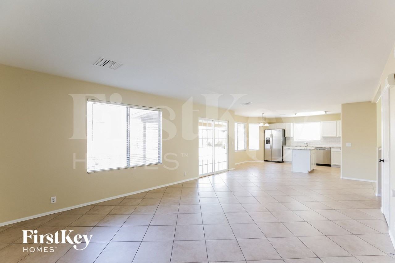 8736 W Tuckey Ln - Photo 3 of 15