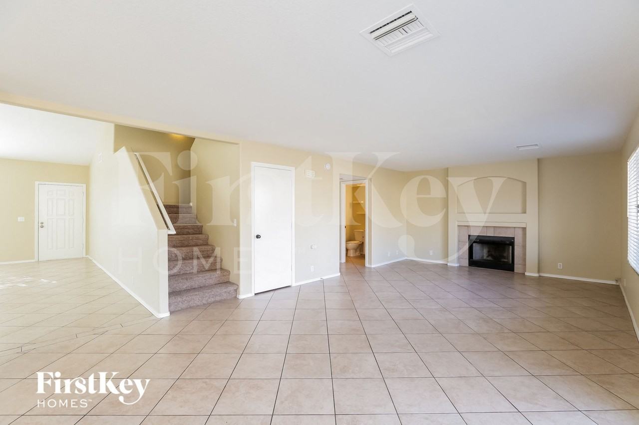 8736 W Tuckey Ln - Photo 4 of 15