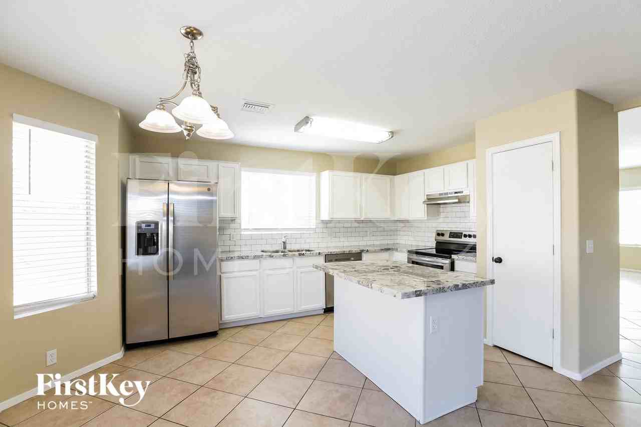 8736 W Tuckey Ln - Photo 6 of 15