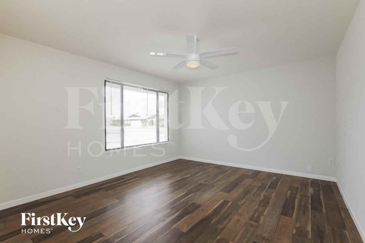 10843 N 45th Ave - Photo 2 of 14