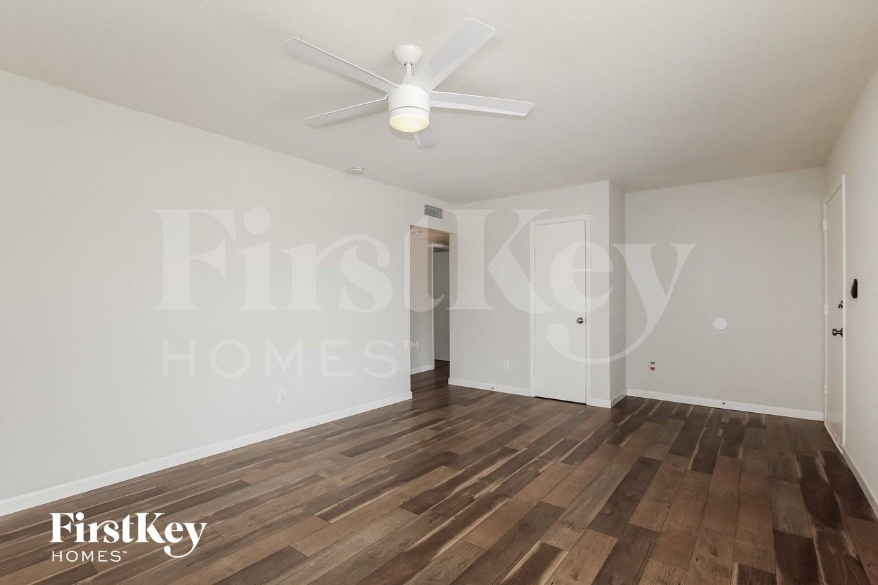 10843 N 45th Ave - Photo 4 of 14