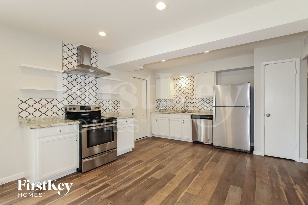 10843 N 45th Ave - Photo 5 of 14