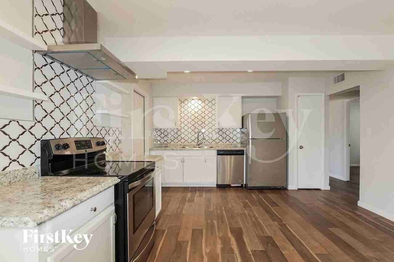 10843 N 45th Ave - Photo 6 of 14