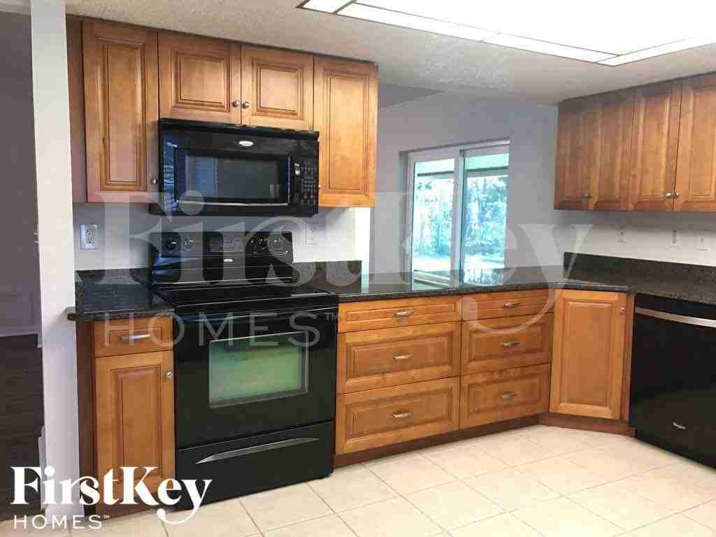 833 Wee Burn St - Photo 7 of 19