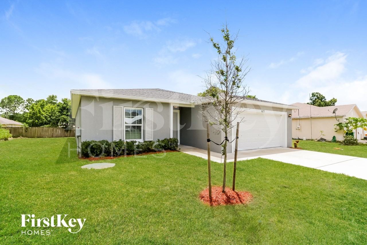 623 Sw Homeland Rd - Photo 2 of 15