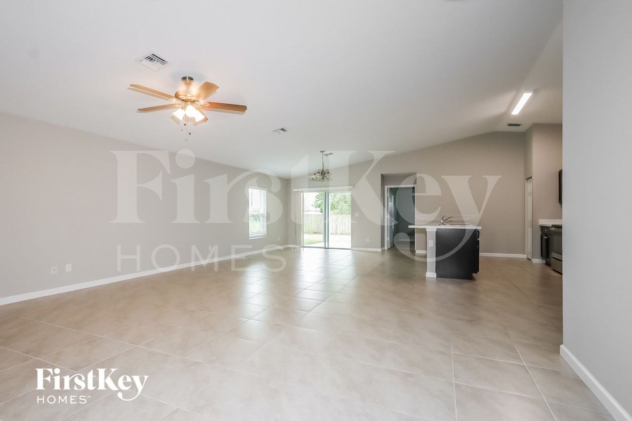 623 Sw Homeland Rd - Photo 4 of 15