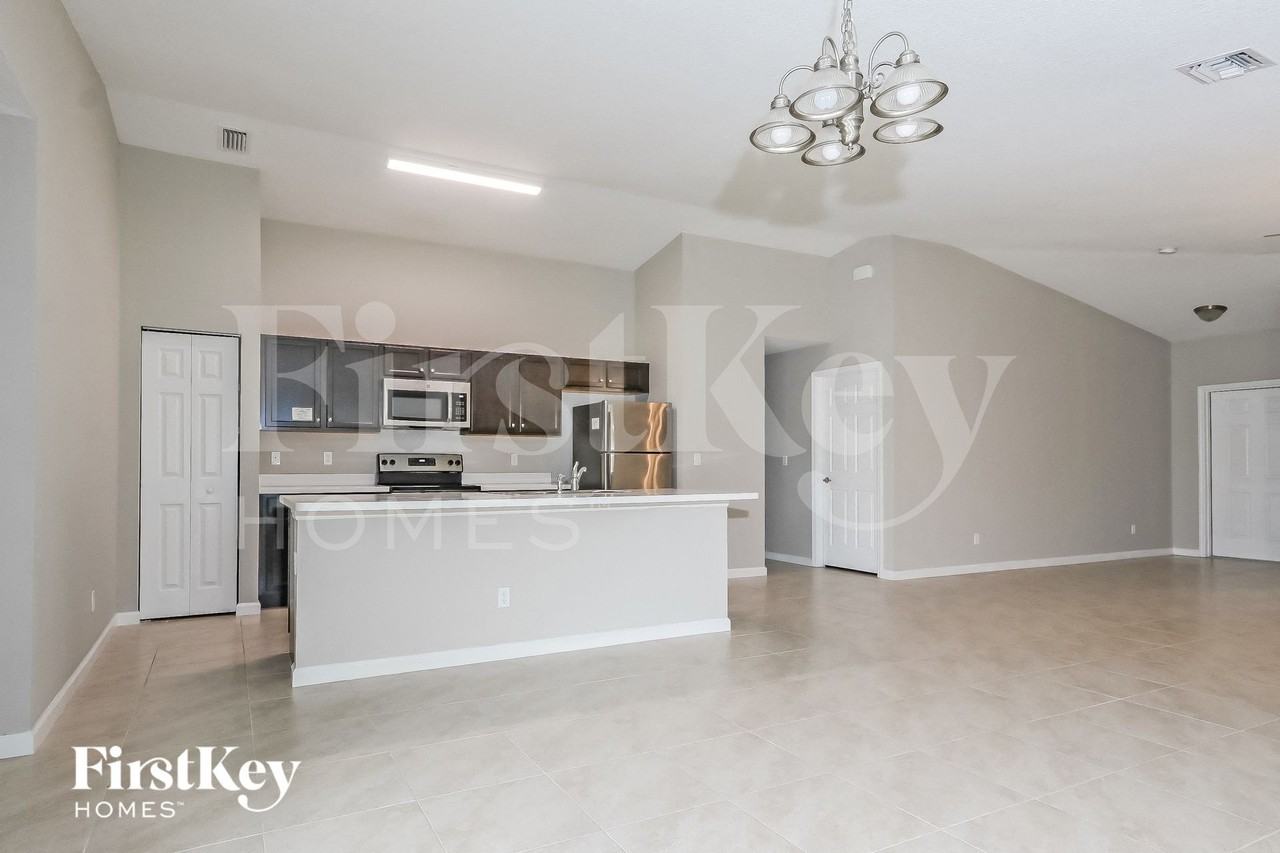 623 Sw Homeland Rd - Photo 5 of 15