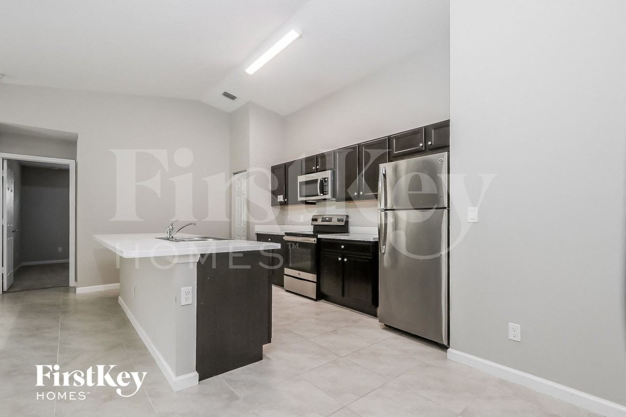 623 Sw Homeland Rd - Photo 6 of 15