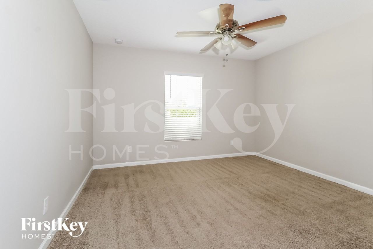 623 Sw Homeland Rd - Photo 7 of 15