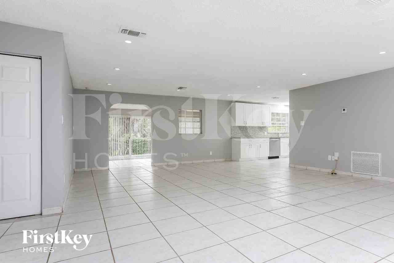 4006 Nwavenue - Photo 4 of 15