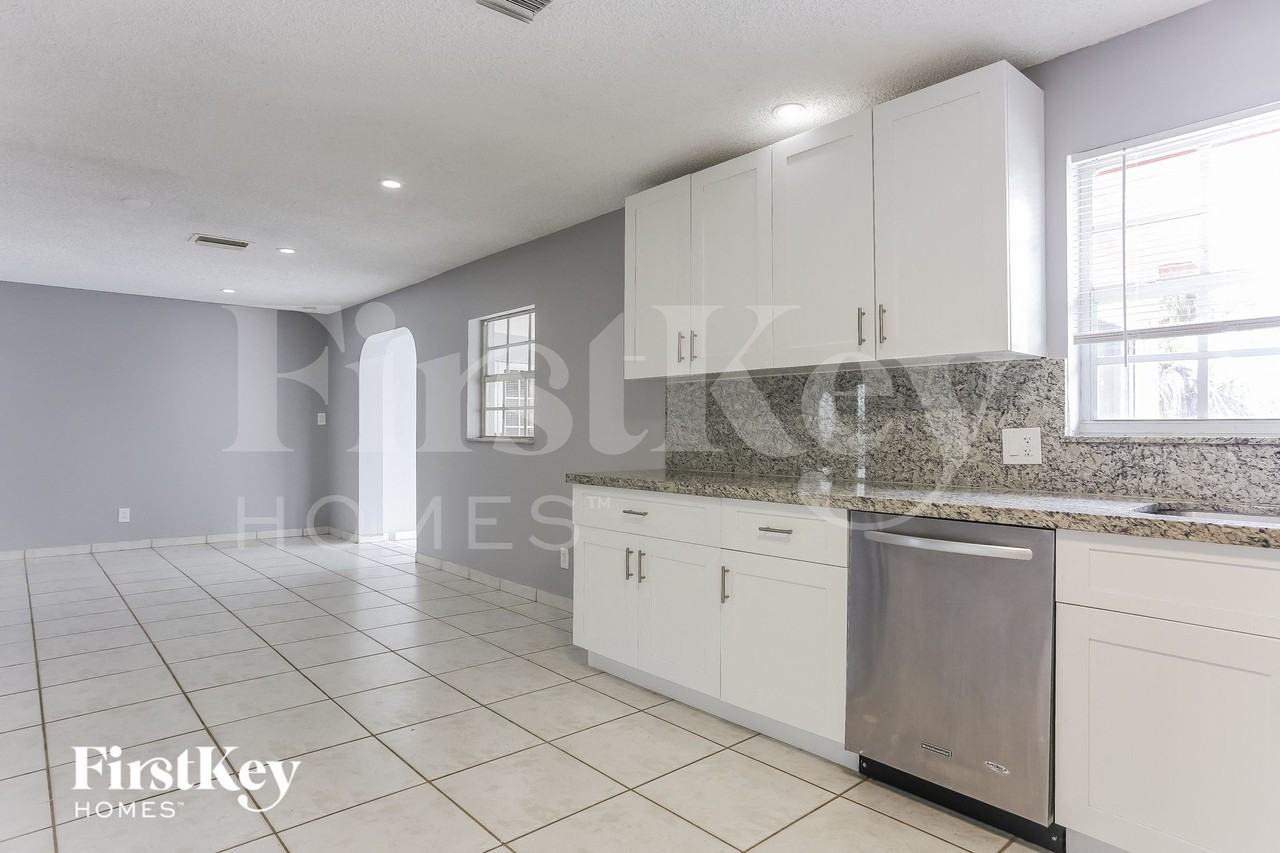 4006 Nwavenue - Photo 6 of 15