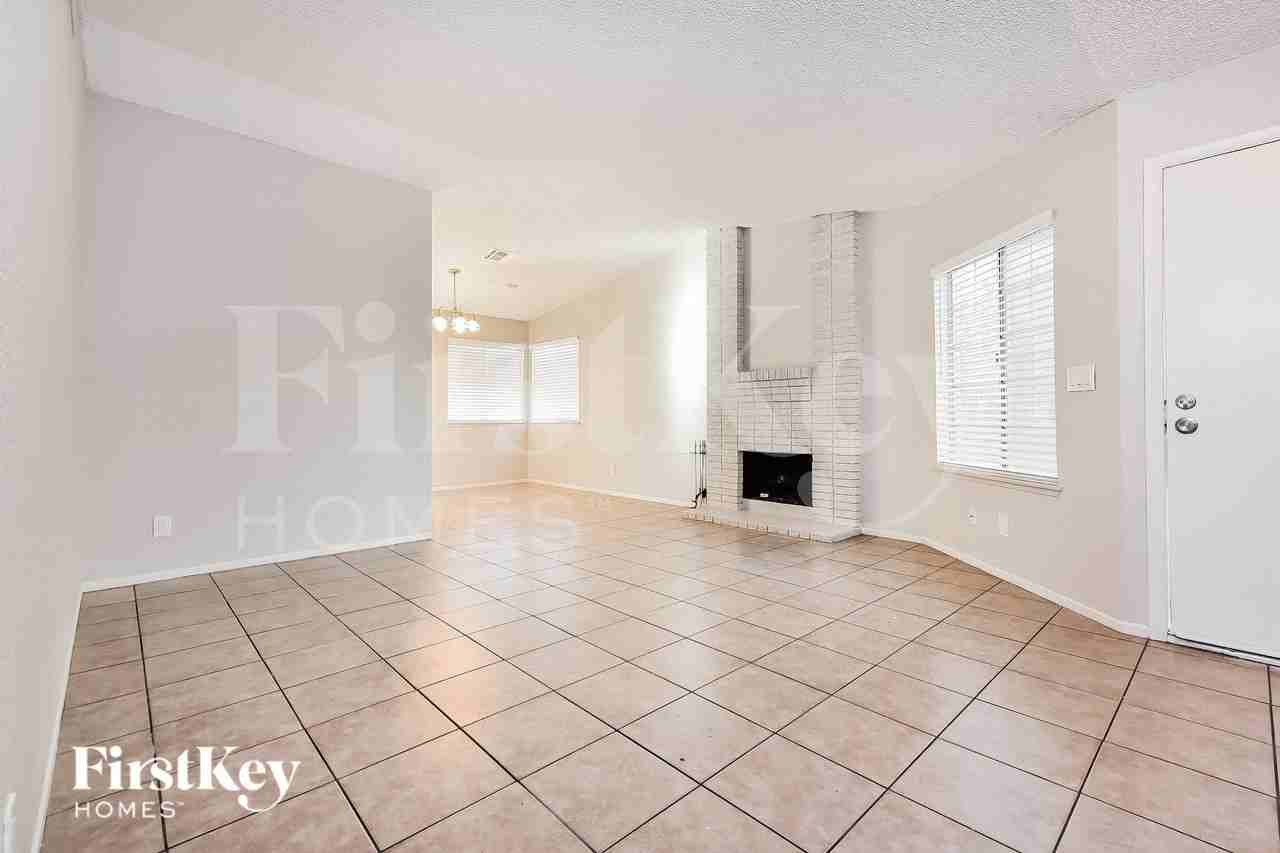 2359 Los Feliz St - Photo 3 of 16