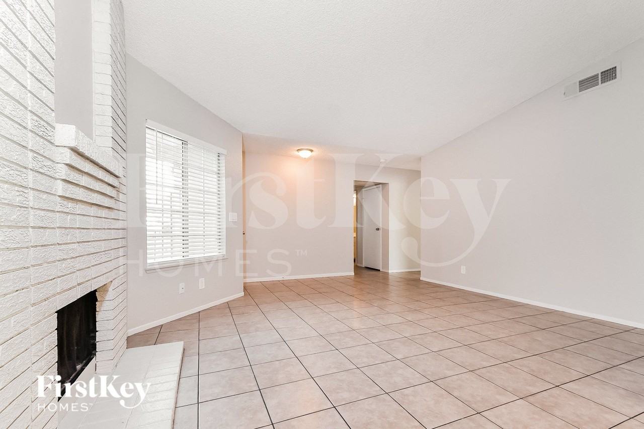 2359 Los Feliz St - Photo 4 of 16