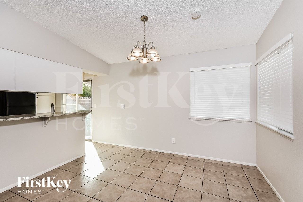 2359 Los Feliz St - Photo 5 of 16