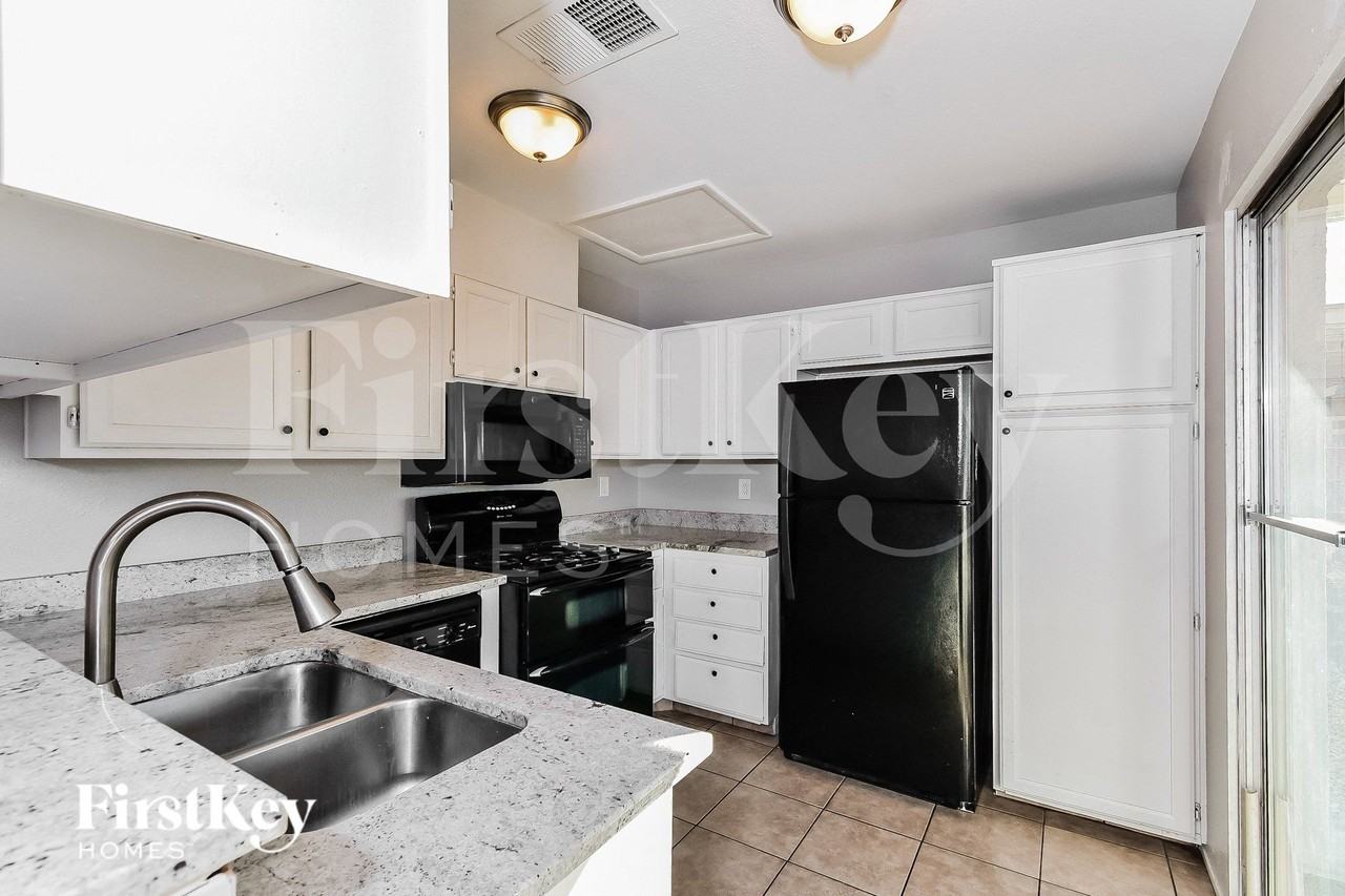 2359 Los Feliz St - Photo 6 of 16