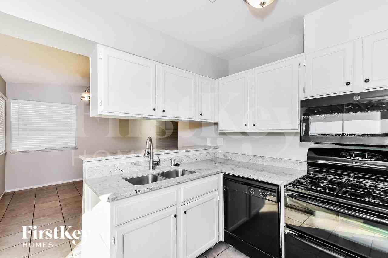 2359 Los Feliz St - Photo 7 of 16