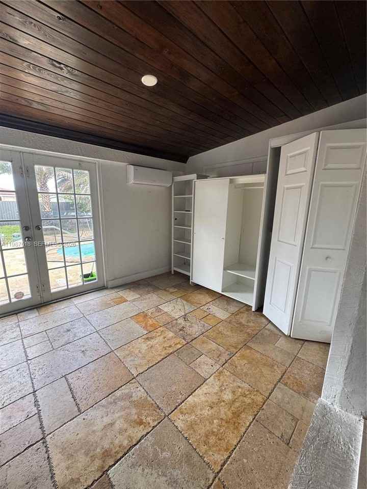 551 East 60th Street - Photo 4 of 12