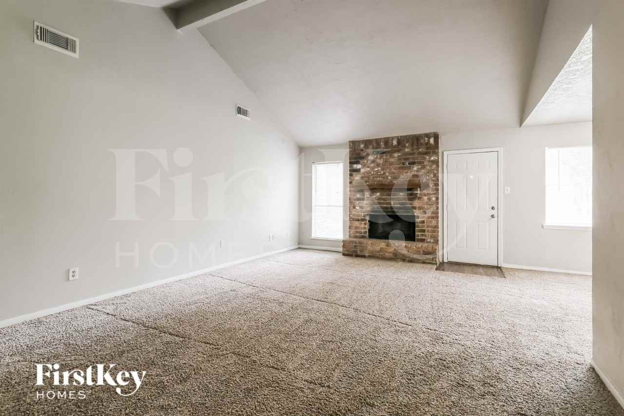 13285 Lake Breeze Ln - Photo 3 of 19