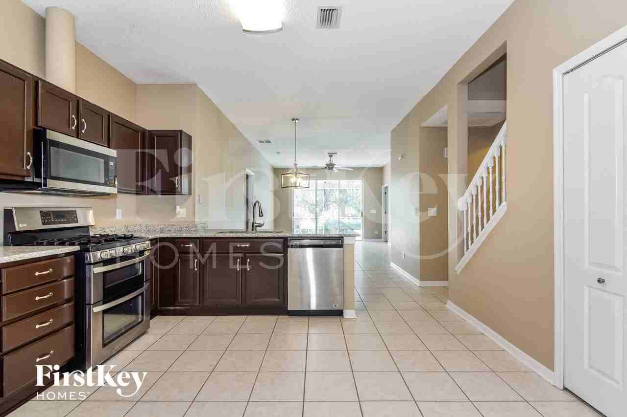 10424 Beneva Dr - Photo 5 of 15