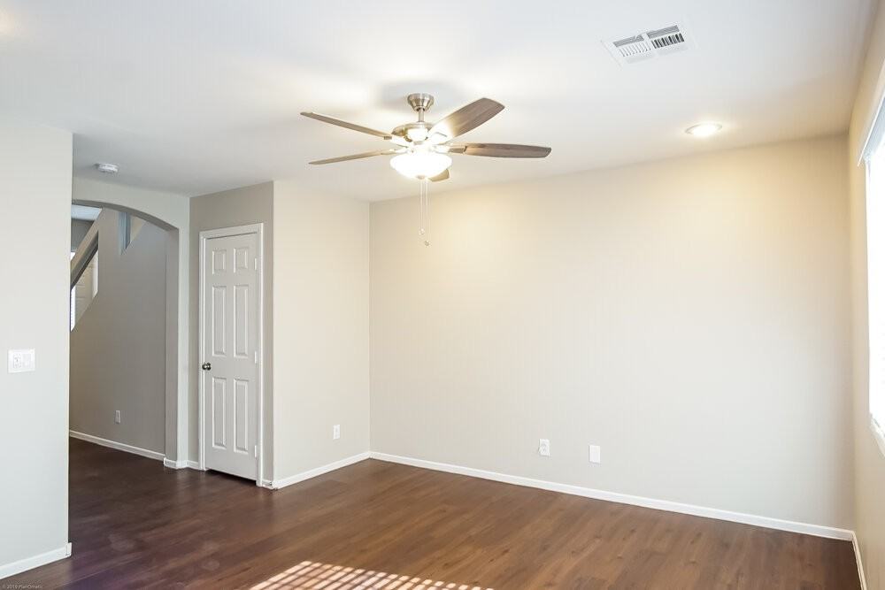 9213 Millikan Ave - Photo 4 of 15