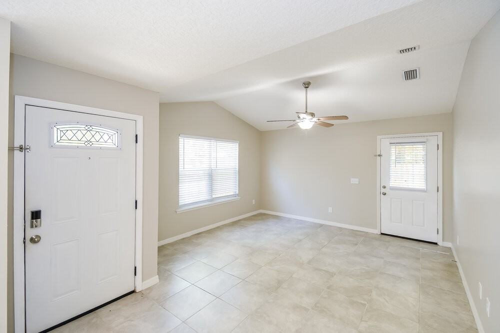 1040 W 7th St - Photo 3 of 16