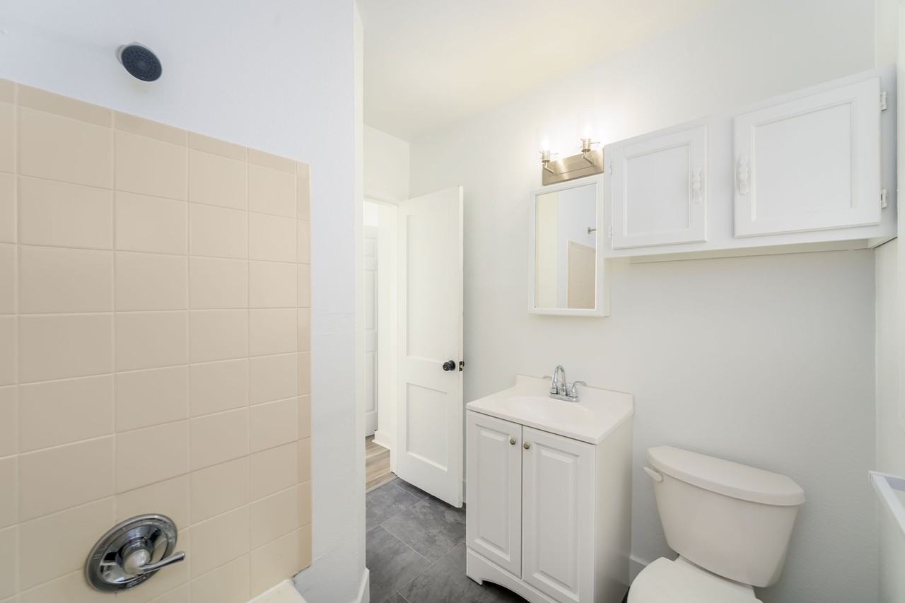 826 N Oliver St #1 - Photo 2 of 5