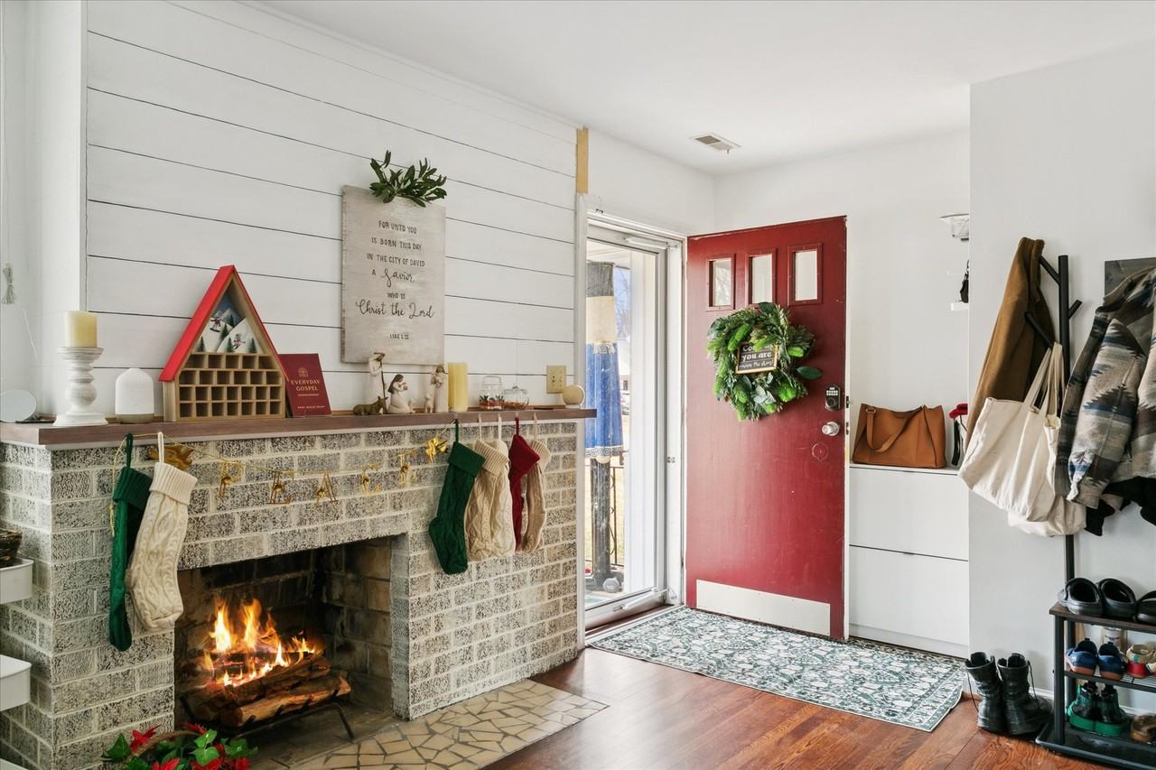 18 S Greenfield Ave - Photo 2 of 38