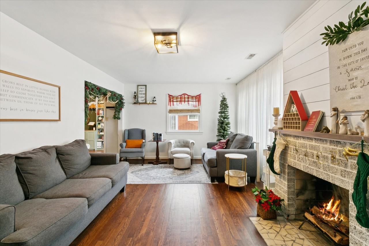 18 S Greenfield Ave - Photo 3 of 38