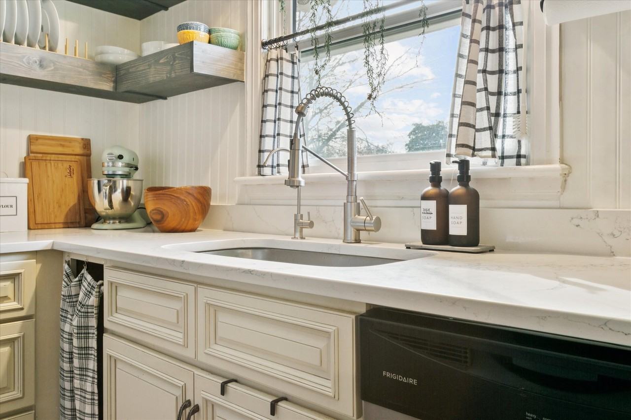 18 S Greenfield Ave - Photo 6 of 38