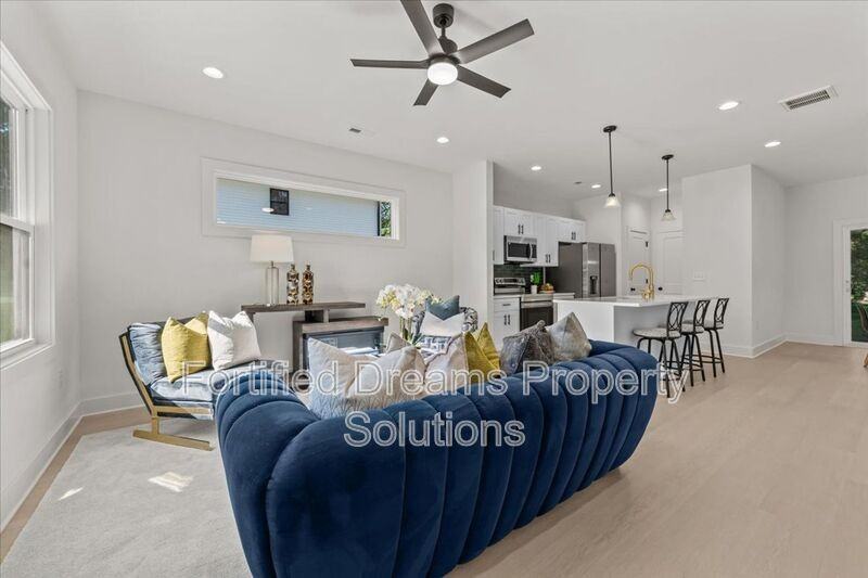 210 S Carter St - Photo 4 of 36