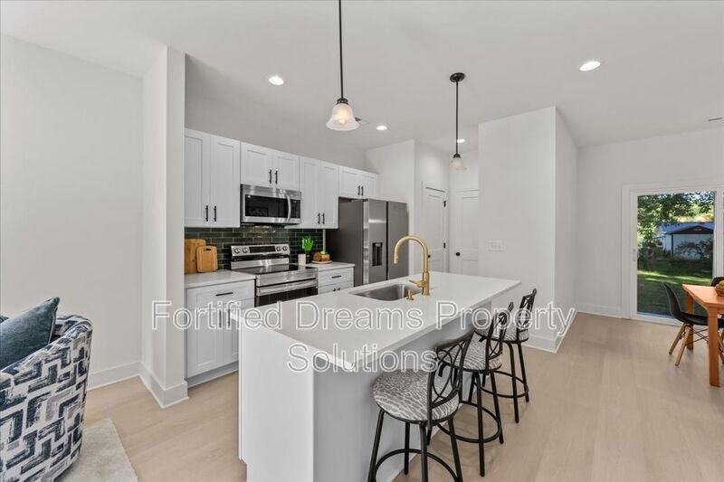 210 S Carter St - Photo 6 of 36