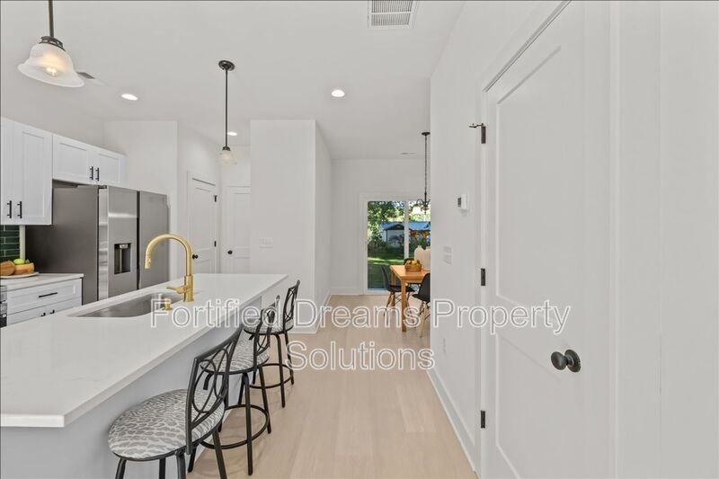 210 S Carter St - Photo 7 of 36