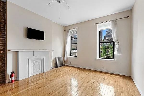 433 W 46Th St - Photo 3 of 12