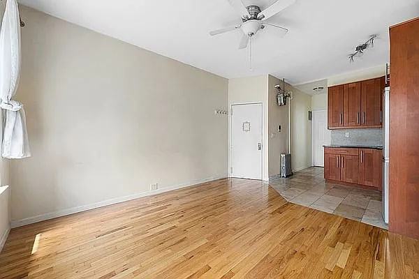 433 W 46Th St - Photo 4 of 12