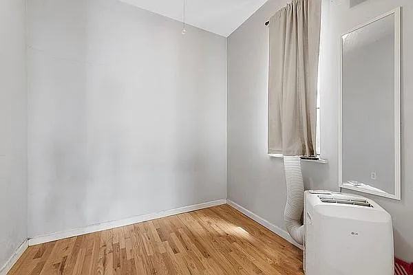 433 W 46Th St - Photo 5 of 12